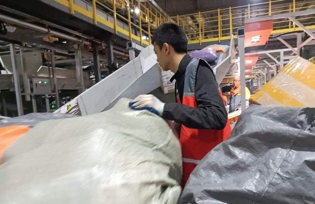 亲历通宵快递分拣：11小时赚了209元，一度困乏到崩溃