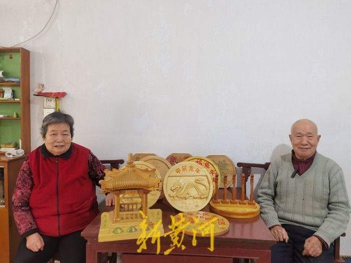 栩栩如生！济南八旬老人耗时俩月在木板上腾起“中国龙”  