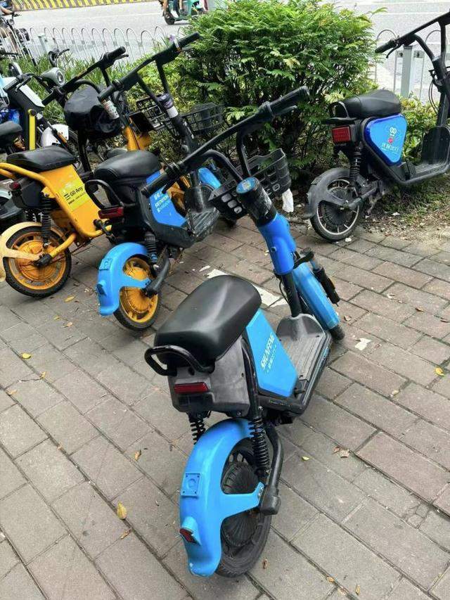 广州男子骑共享电单车遭罚款追踪:街头多为非法投放