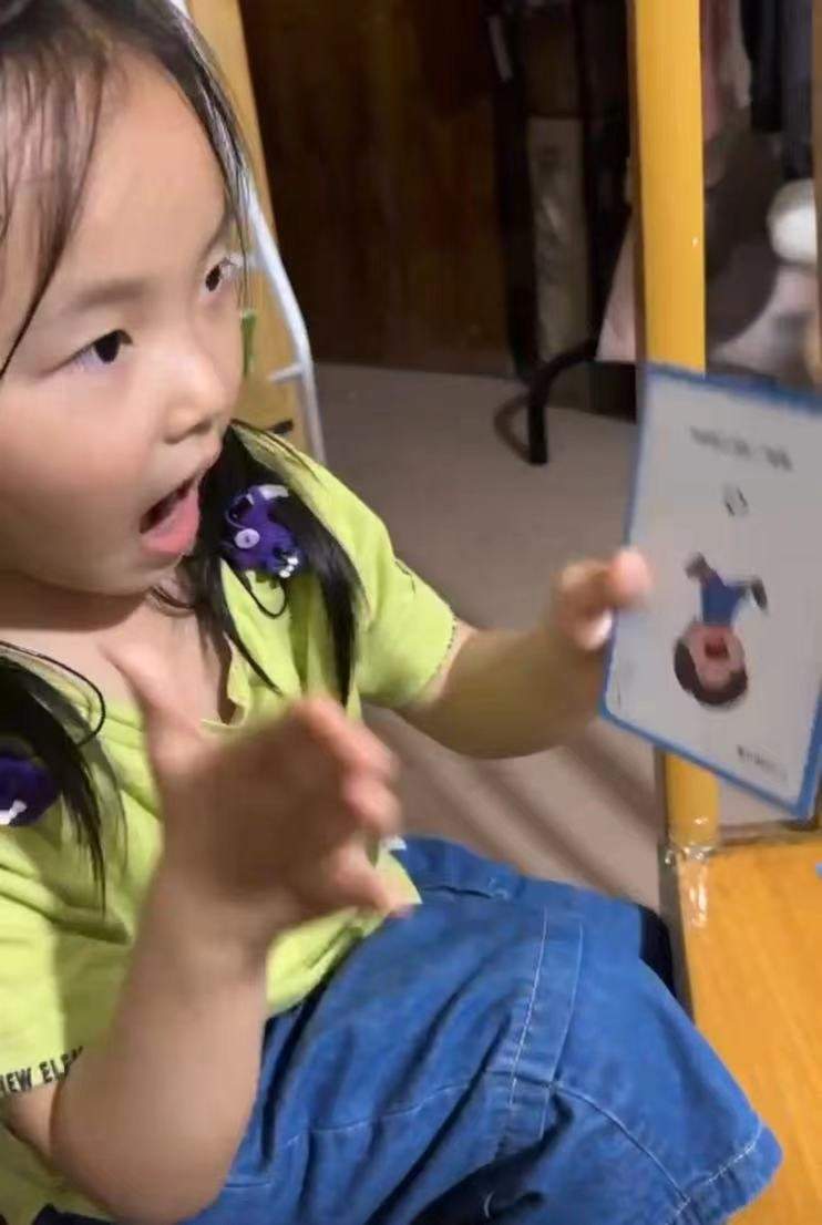 长沙四方坪夜市的“无声妈妈”：我学会的第一句话，是女儿教我说出她的名字