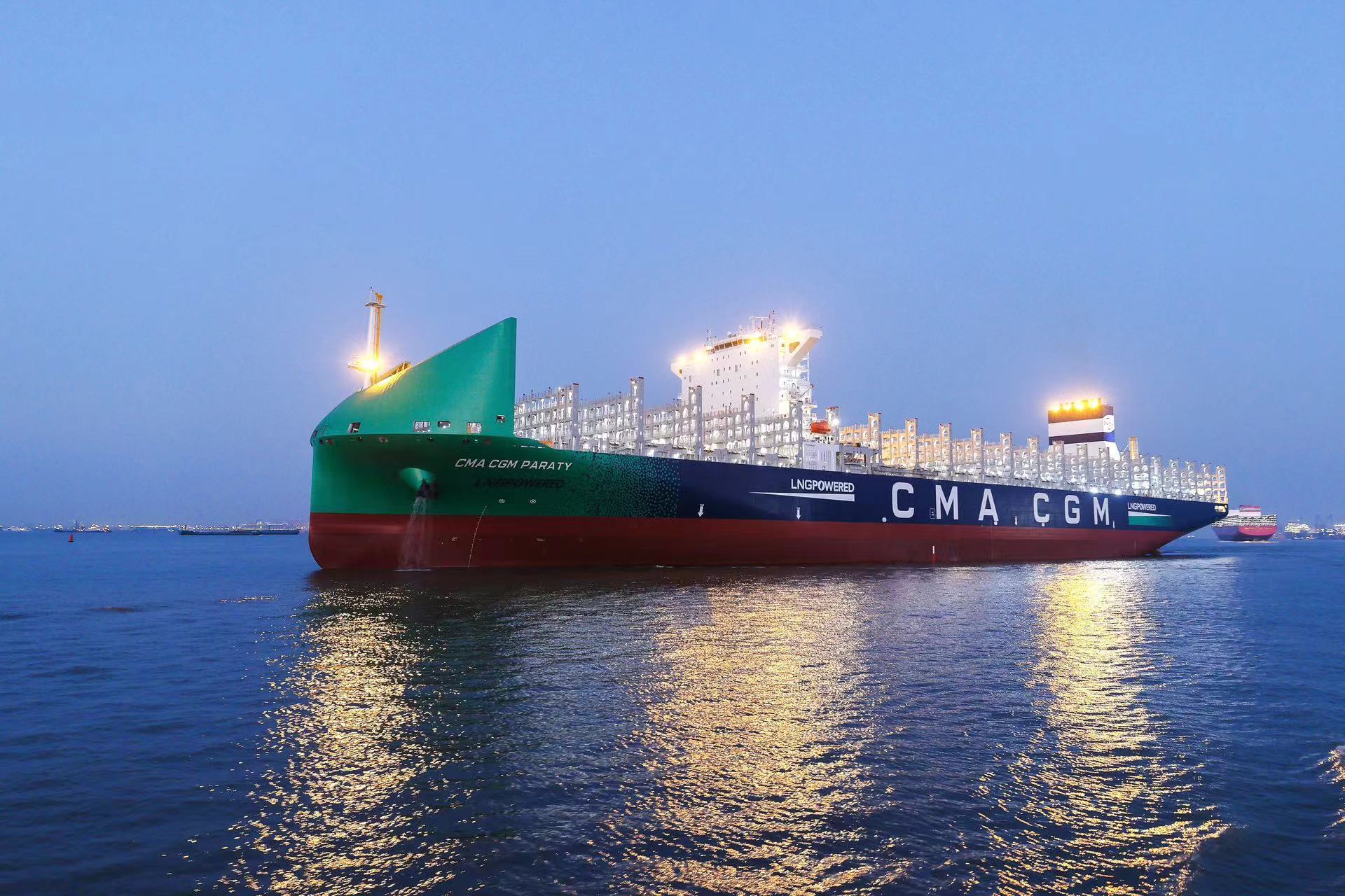 海上绿巨人,全球最新清洁能源集装箱船在沪交付