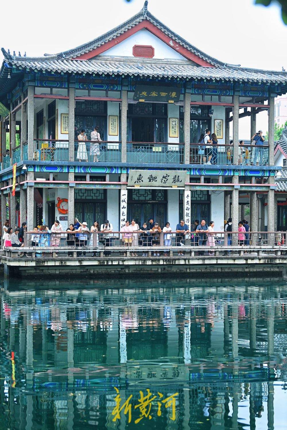 一年四季 泉在济南丨雨后五龙潭人气旺 “龙潭观鱼”别有意境