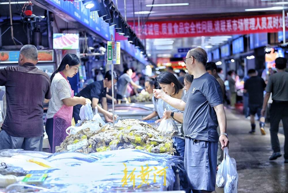 开海后市民争相尝“鲜”，有摊主一上午卖出2000斤梭子蟹