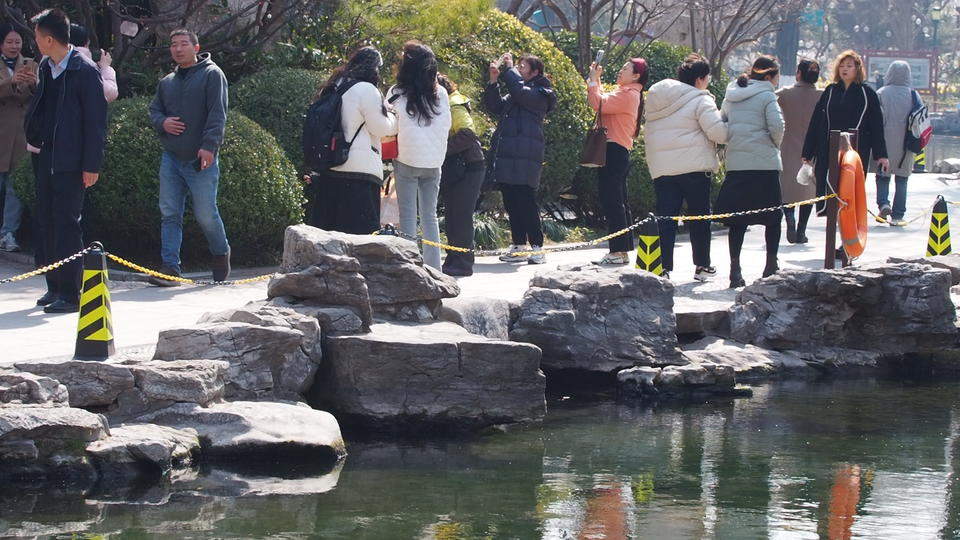 济南气温快速回升，市民游客提前秀春装