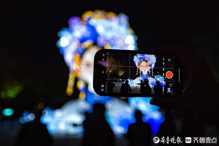 大明湖畔的“夏雨荷”亮起来了