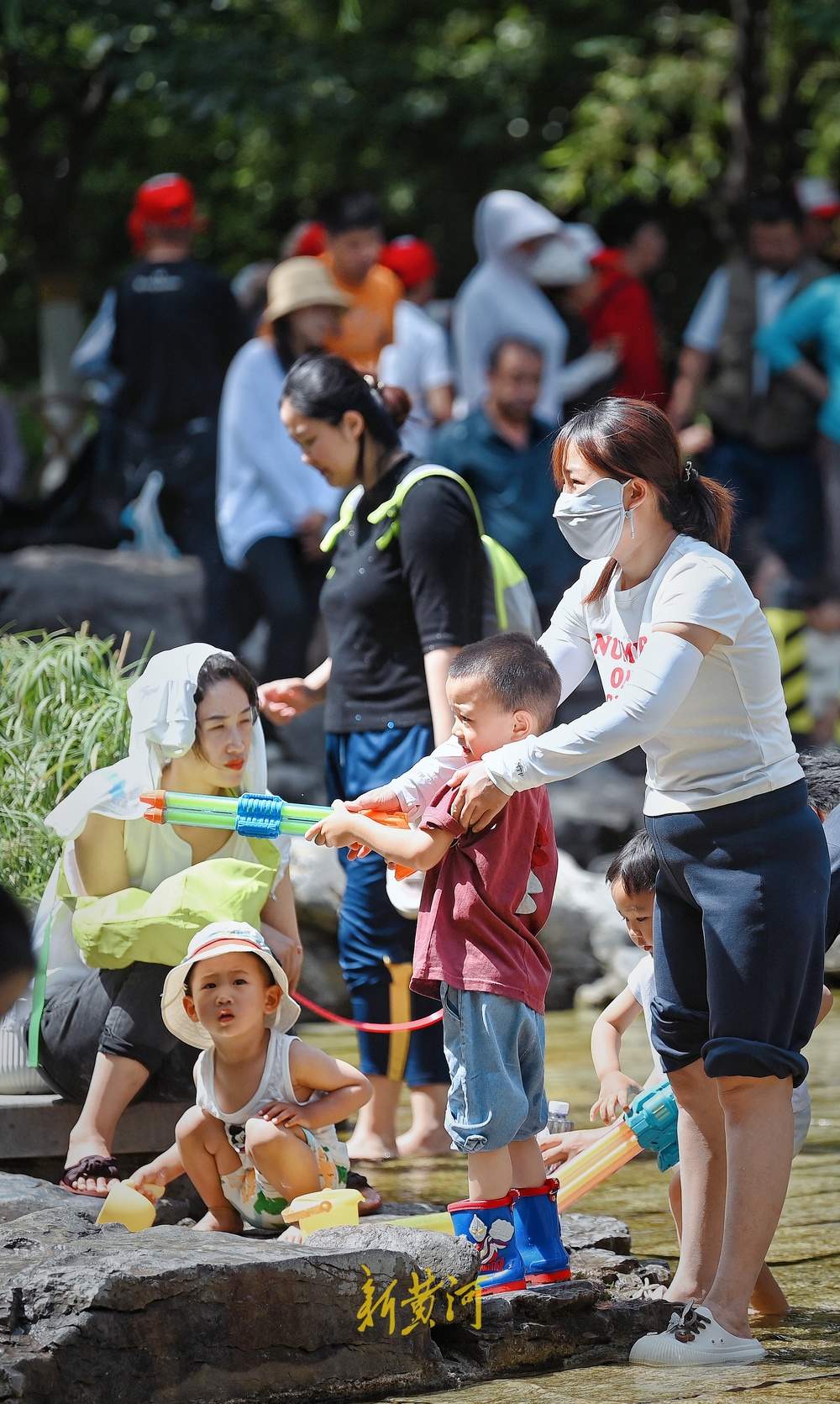 泉城发布高温橙色预警，市民泉畔戏水觅清凉