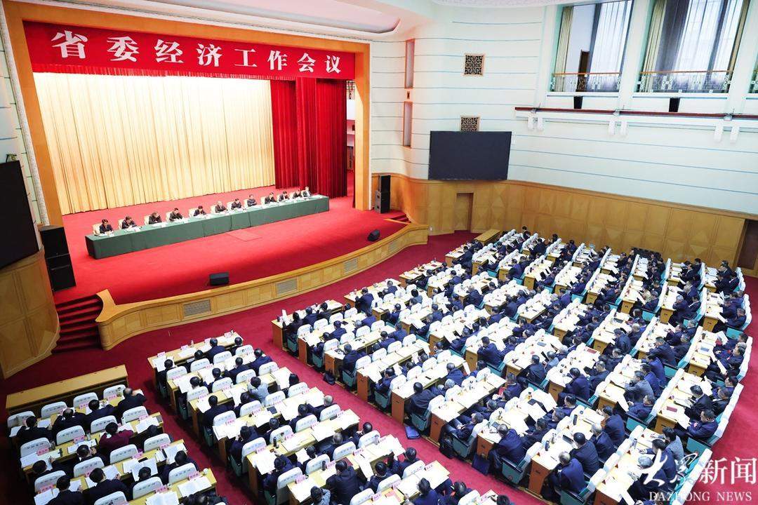 与会同志谈如何贯彻落实省委经济工作会议精神