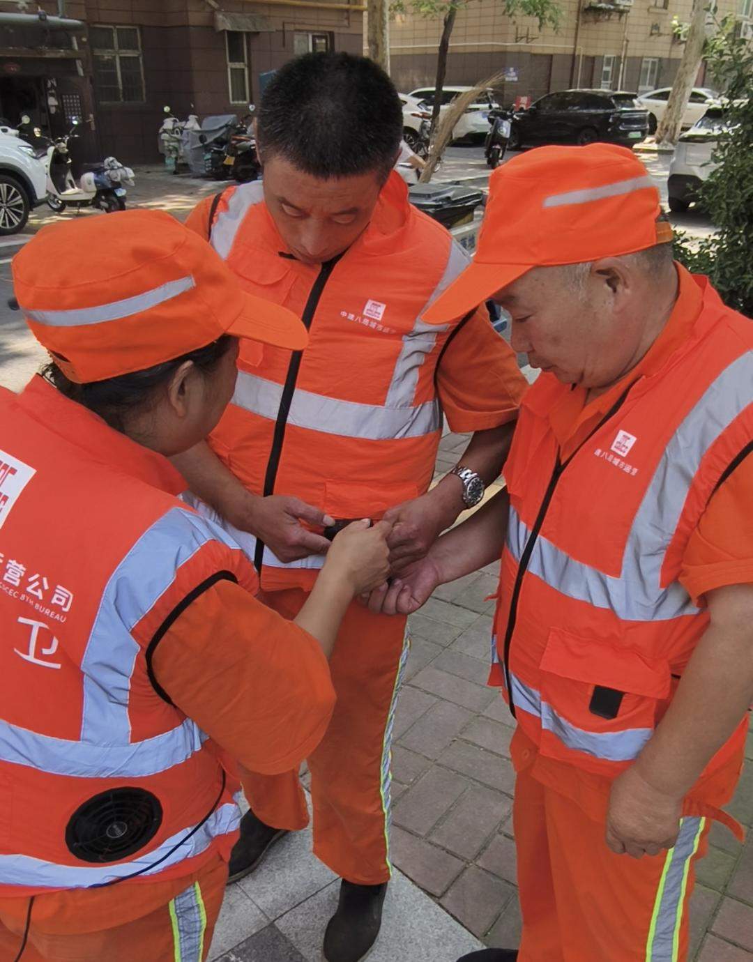 扫地“带风”，济南环卫工人穿上了“降温马甲”