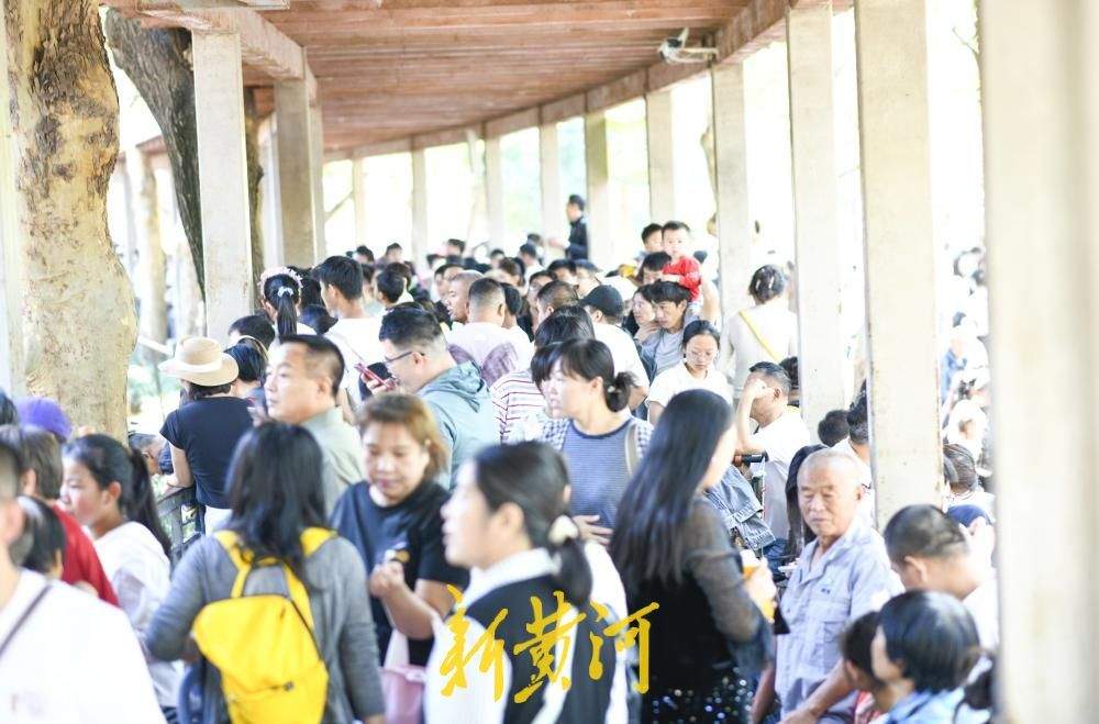 济南动物园成“遛娃胜地”，全家出游乐享亲子时光