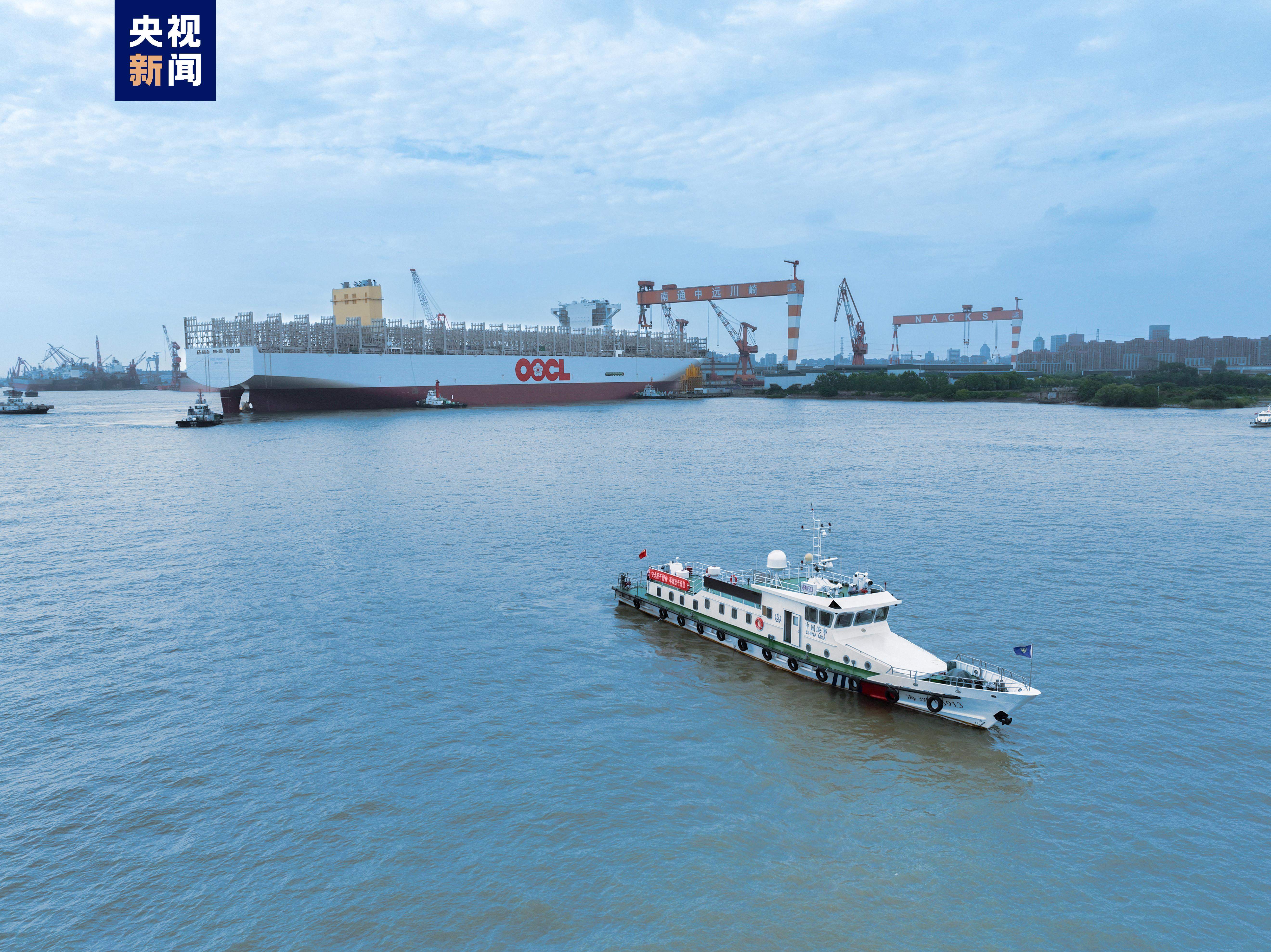 399.99米长！全球最大集装箱船完成出坞