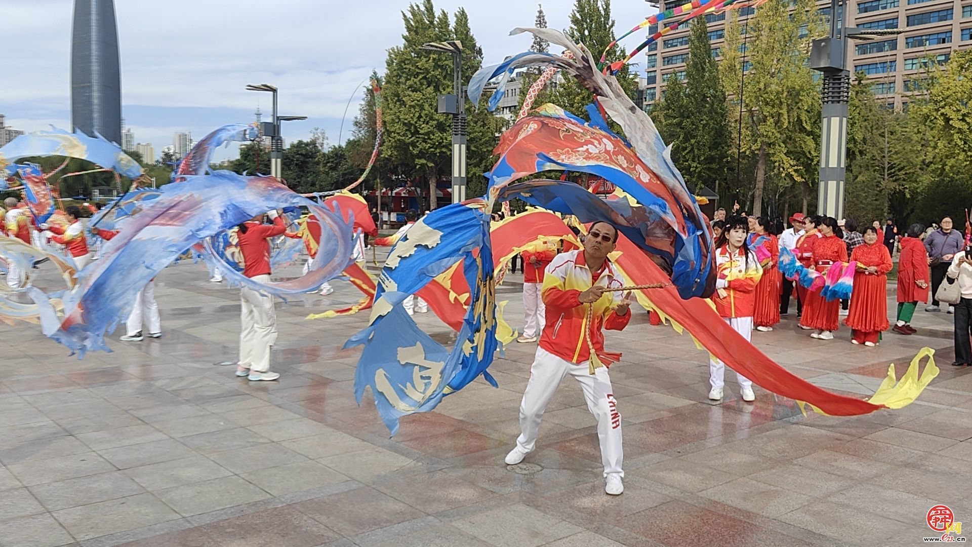 重阳佳节暖泉城！这场银龄文艺展演，舞出精...