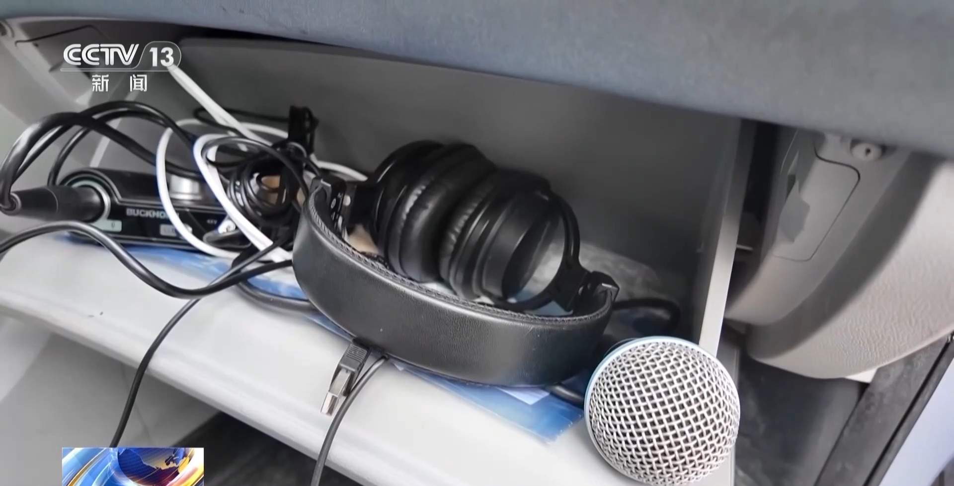 司机开车时手持麦克风唱歌 被交警依法处罚