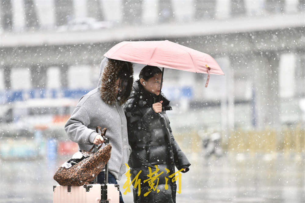 冬雪悄然而至，市民顶风冒雪出行