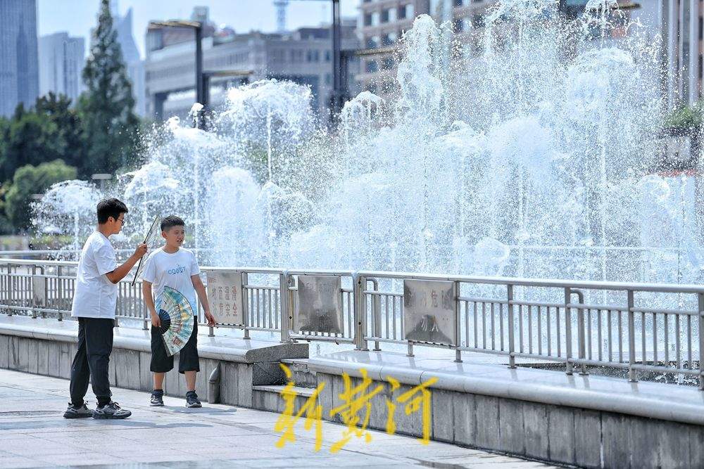 泉城广场音乐喷泉旁消夏纳凉好惬意