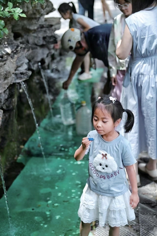 夏日寻凉好去处，济南护城河畔免费畅饮天然泉水