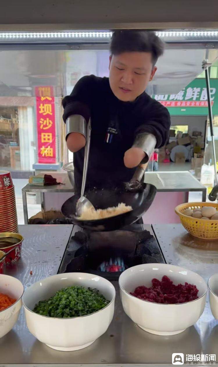没有双手的全国游泳冠军,在夜市卖蛋炒饭书写自强人生
