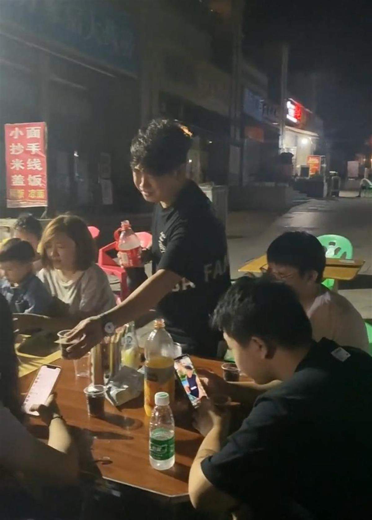 16个外甥来家过寒假,“宇宙舅舅”今年准备了三头猪,此前暑假花了6万元