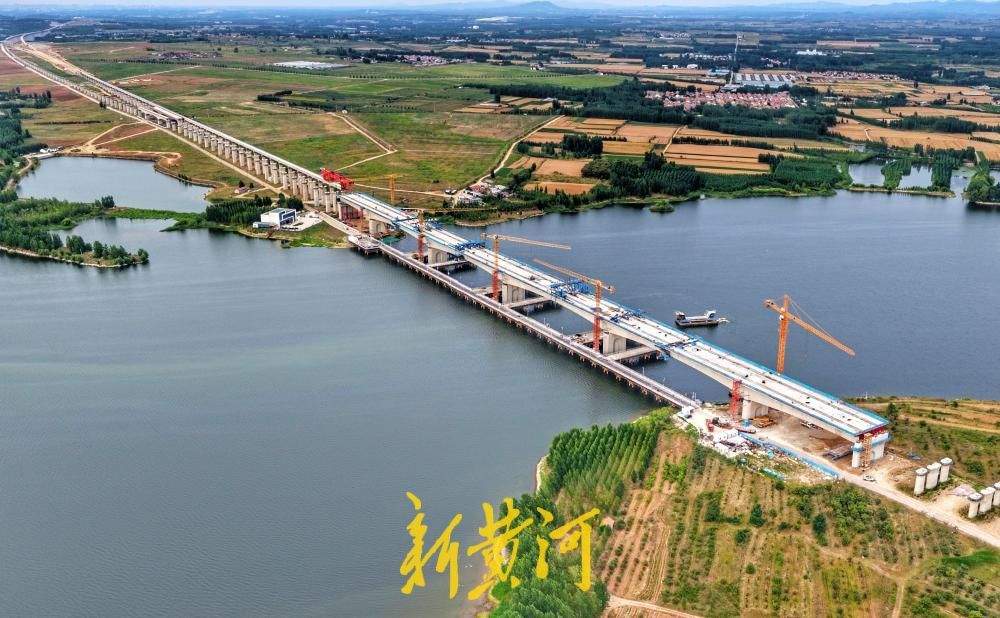 潍宿高铁至青岛连接线跨墙夼水库十万吨级特大桥成功合龙