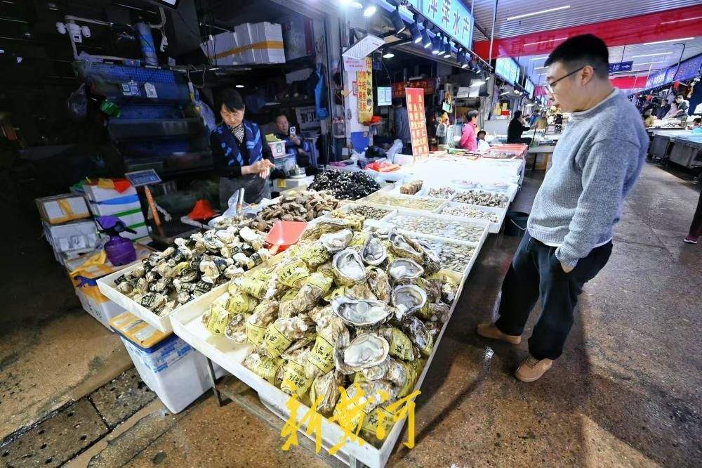 小龙虾新鲜上市，每斤从15元到30元不等