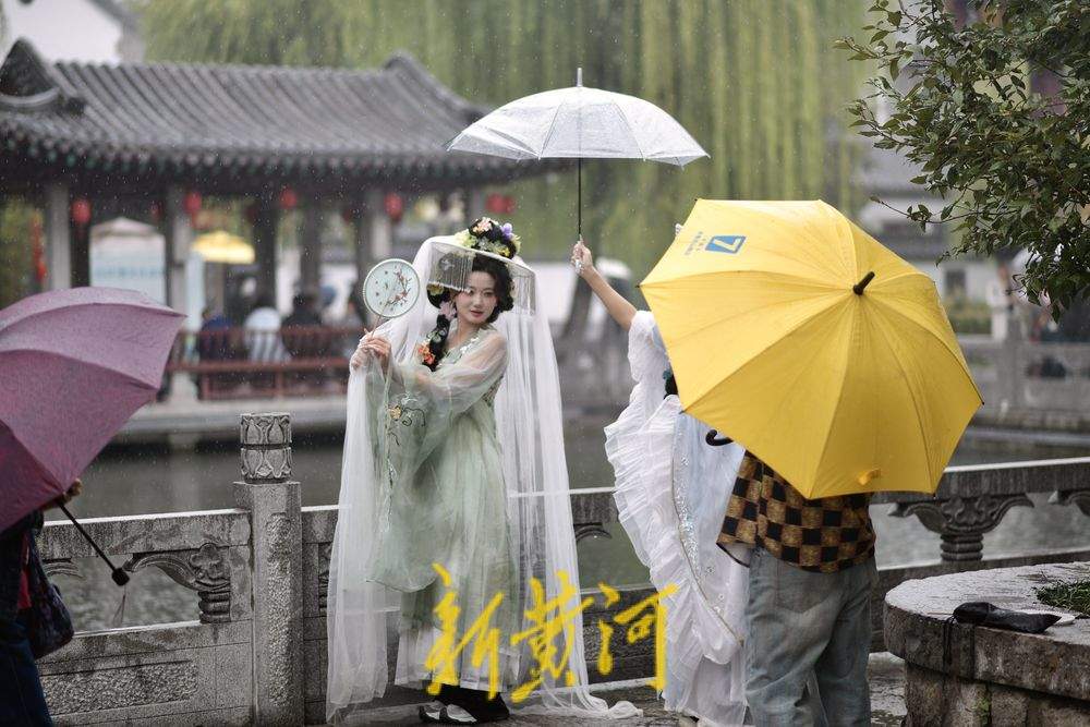 降雨难挡出游热情 雨中品味老城古韵