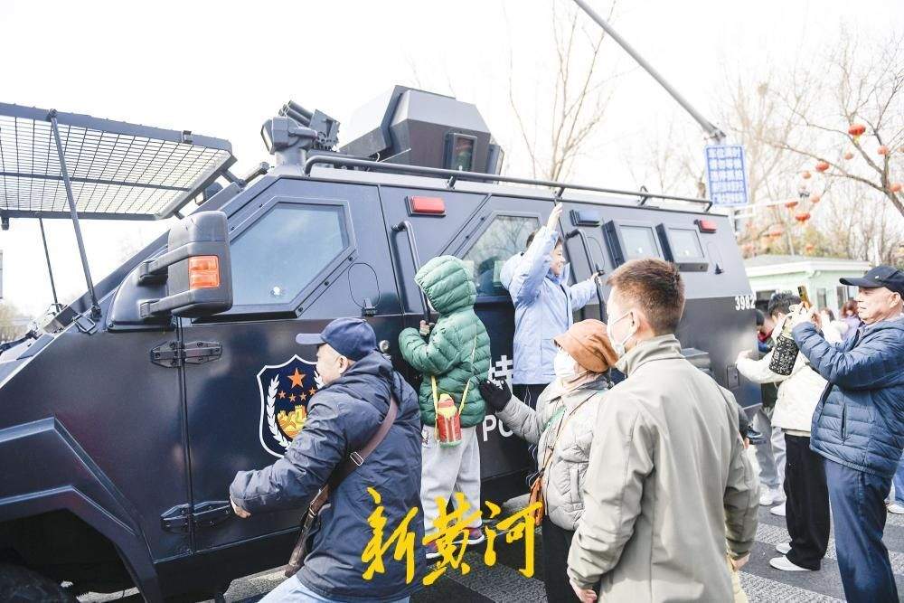 大明湖路市集现别样“警”色 警车成热门打卡点