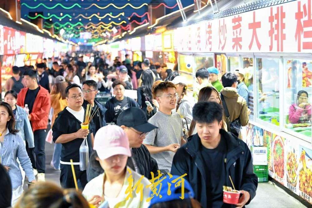 人头攒动、热闹非凡 环联夜市点亮泉城夜经济