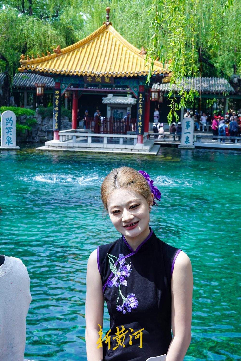 旗袍映泉韵，趵突泉畔掀起国风打卡热