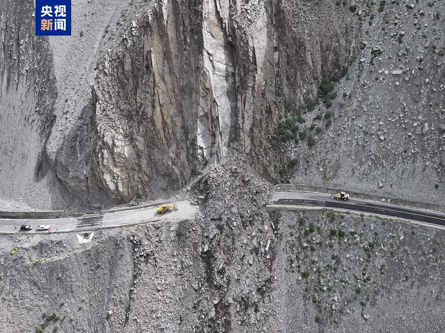 独库公路部分路段因山体塌方实行双向交通管制