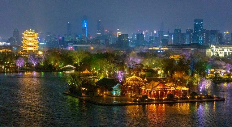 游船赏灯专线来啦!“湖畔雨荷”与趵突泉花灯一站式打通