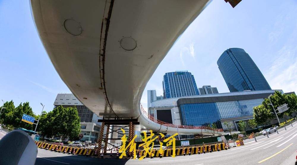 济南工业南路新建人行天桥如弯月  兼顾“好用”与“好看”