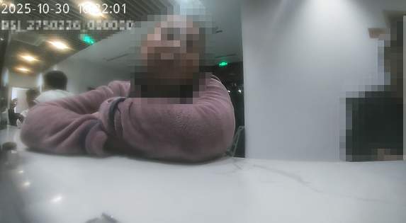 爸爸送女儿进派出所:她卡里还有80多万元……