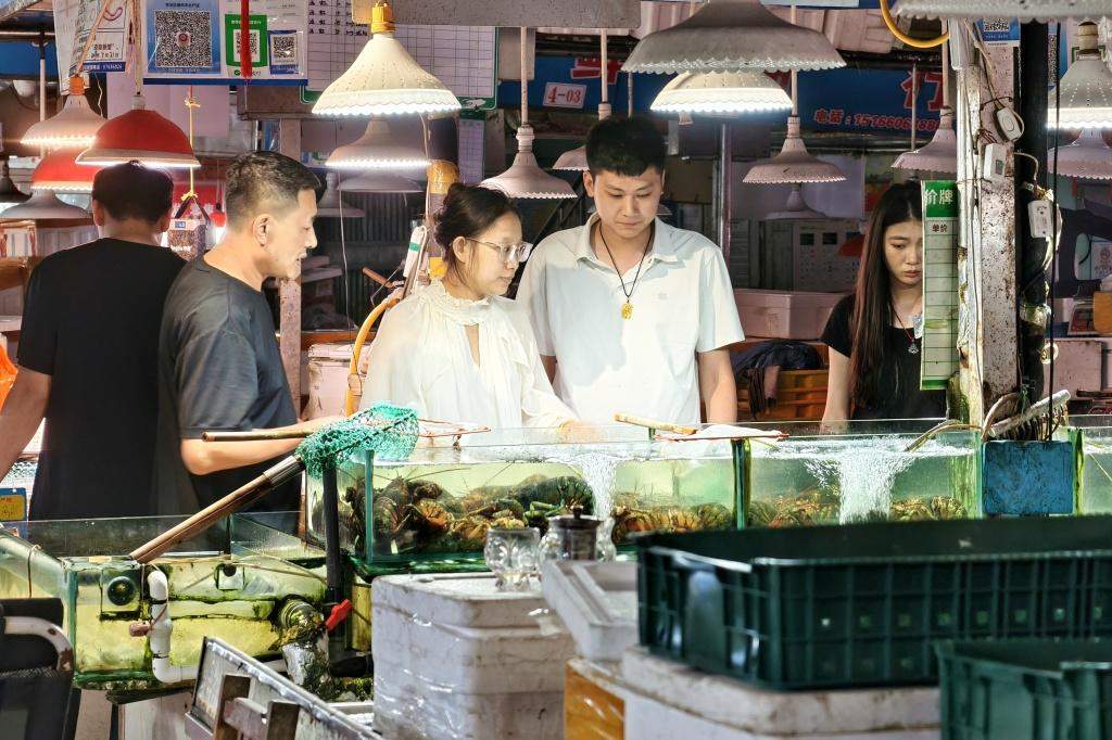 螃蟹热销正当时，公蟹肥美母蟹还得等一等