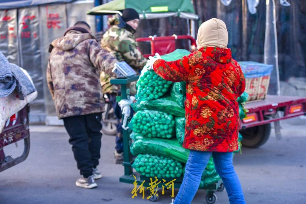 济南这家农产品市场凌晨两三点开工，菜篮子价格稳定