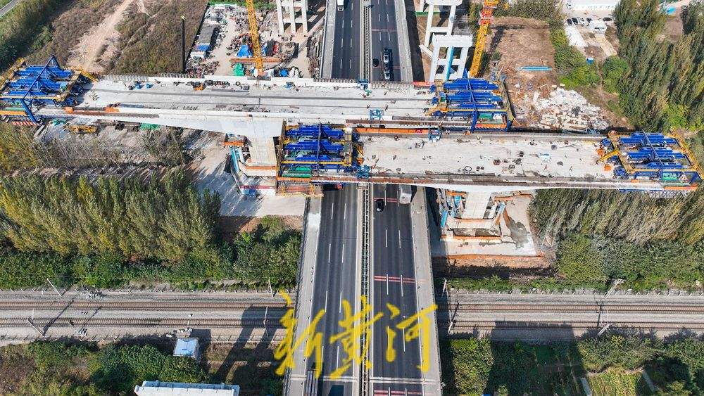 济南小清河畔新建两座转体桥，跨越铁路连通新建高速路