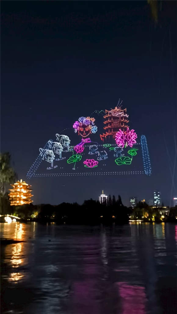 “泉染星穹”无人机表演震撼全场观众：感受到济南这座城市的温暖