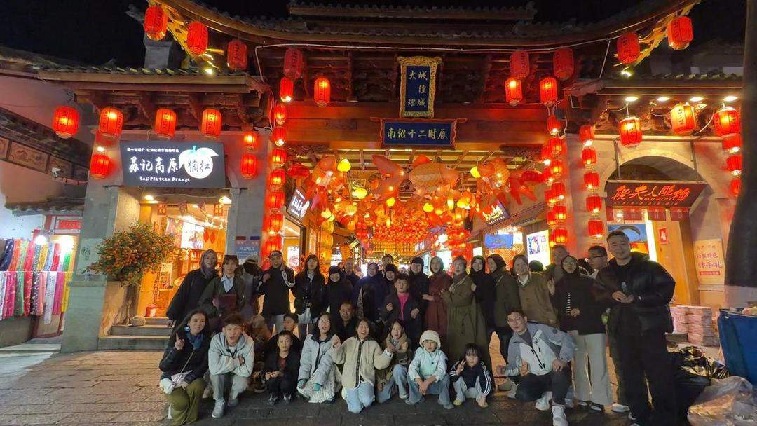 青海一家35口人开旅游大巴赴云南自驾游 携百斤米面自炊