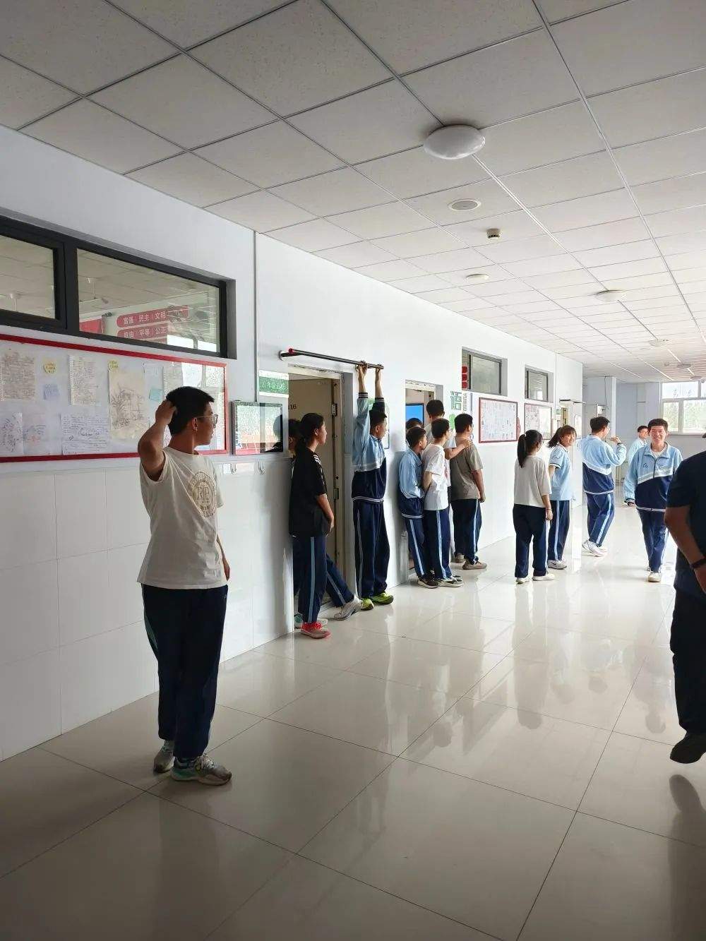 教室门口“长”满了做引体向上的男生?