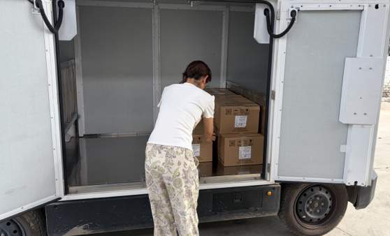 无人车开进了山东县城：不光送快递，连干洗店、回收站都用上了