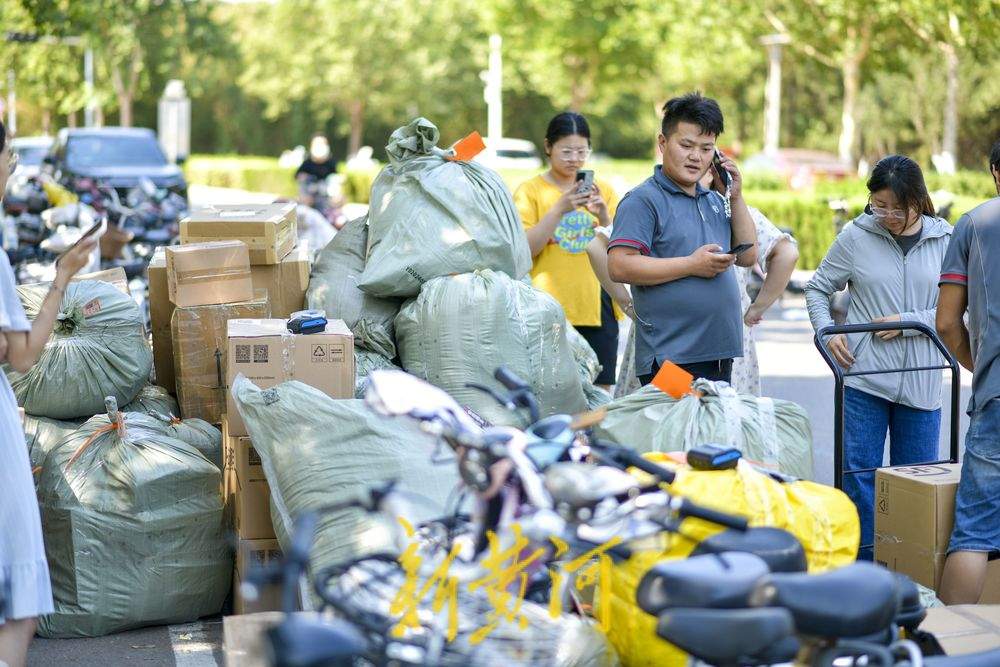 离别校园毕业“寄” 大学生轻装离校