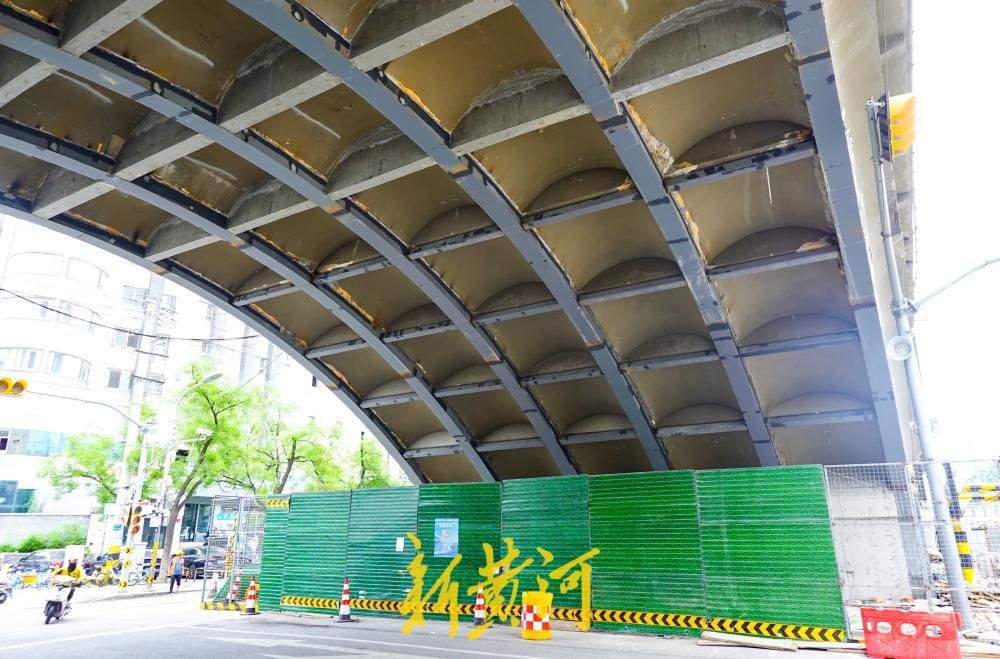 济南纬二路跨铁路天桥桥下加固施工快速推进 钢构骨架初露新颜