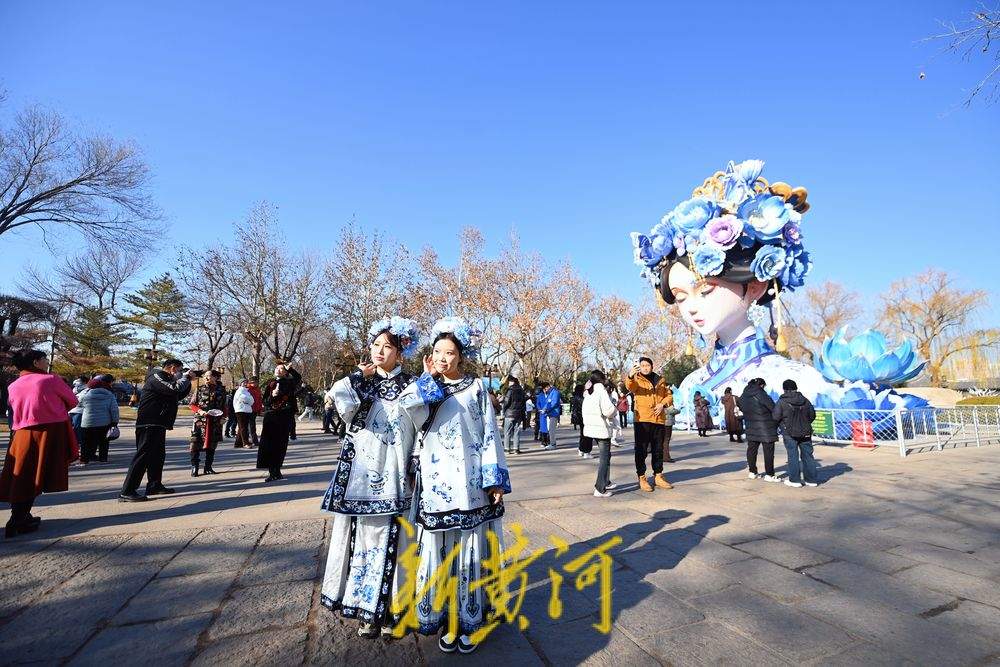 元旦虽过，游客打卡“湖畔雨荷”热情不减