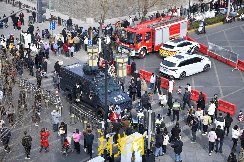 大明湖路市集现别样“警”色 警车成热门打卡点