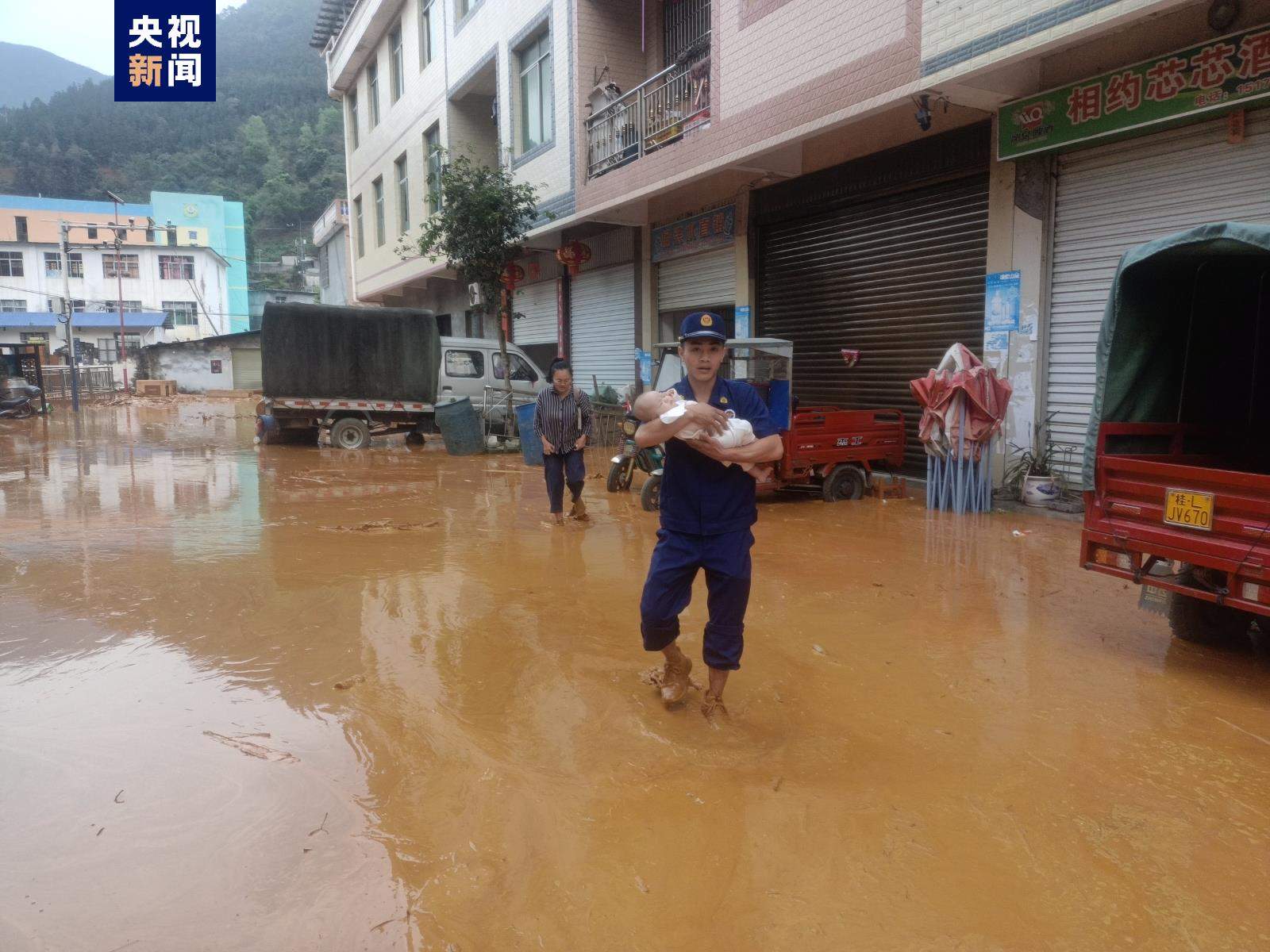 广西那坡县通报(Report)引水渠渗水致泥石流：4栋民房倾斜 周边群众(Masses)紧急撤离