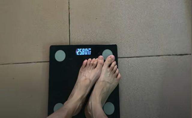 骨瘦如柴!女子身高1米6体重50斤仍减肥 自称只是喜欢骨感身材