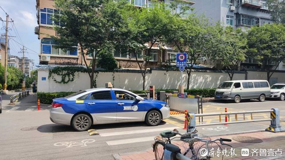 济南市区一公共道路咋装上了道闸杆？居委会：为规范停车秩序