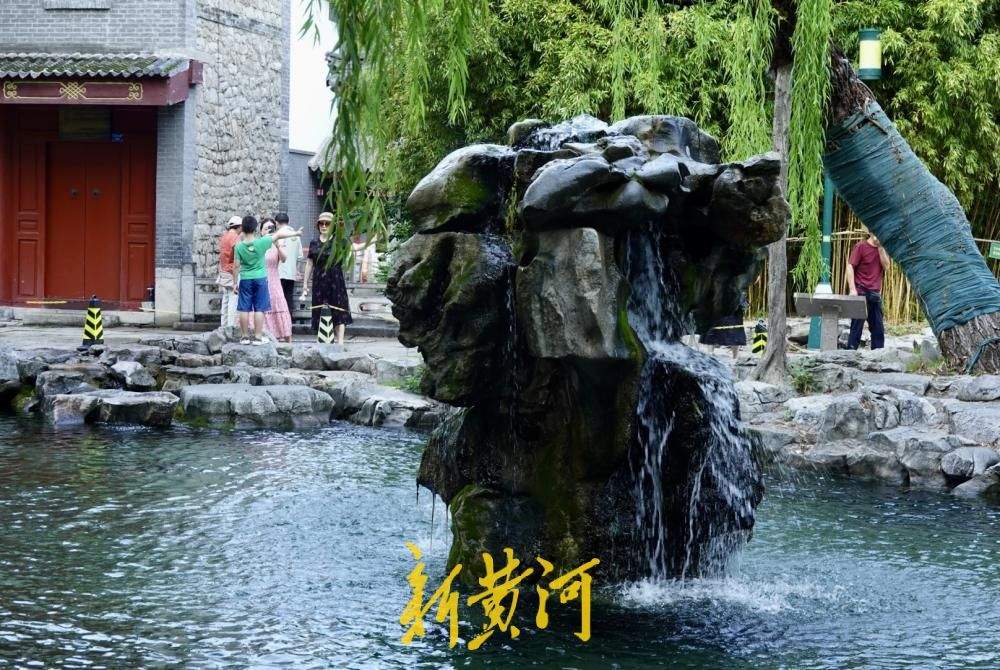 月牙泉复涌满一年，泉城“月牙飞瀑”胜景持续在线