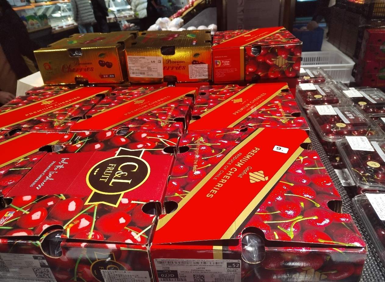 春节临近胖东来水果热销：200元榴莲开盒不饱满全退，买1箱车厘子附赠1盒防止坏果，不好吃可直接退款