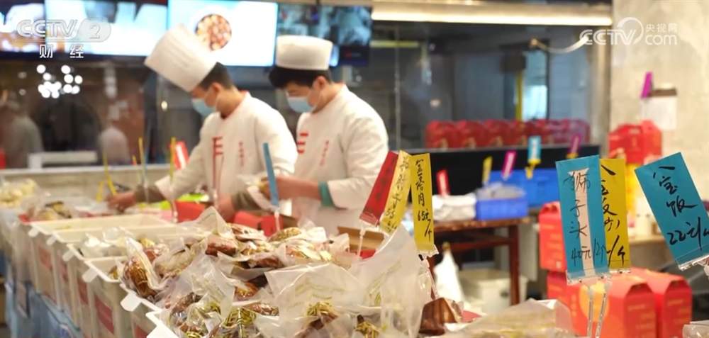 年货市场琳琅满目、供销两旺 消费掀“热”潮展现新年新气象