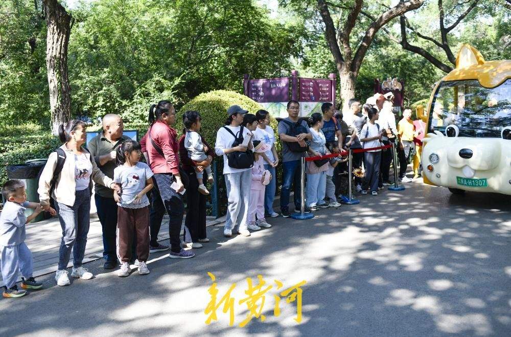 济南动物园成“遛娃胜地”，全家出游乐享亲子时光