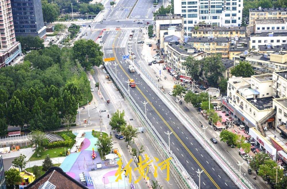 济南纬二路跨铁路天桥 交通标识线开始施划